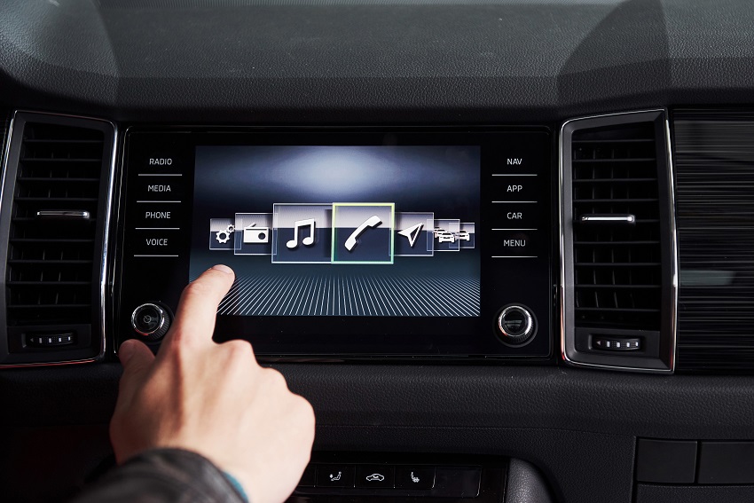 smart-car-and-internet-of-things-iot-concept-finge-V6W3RXD